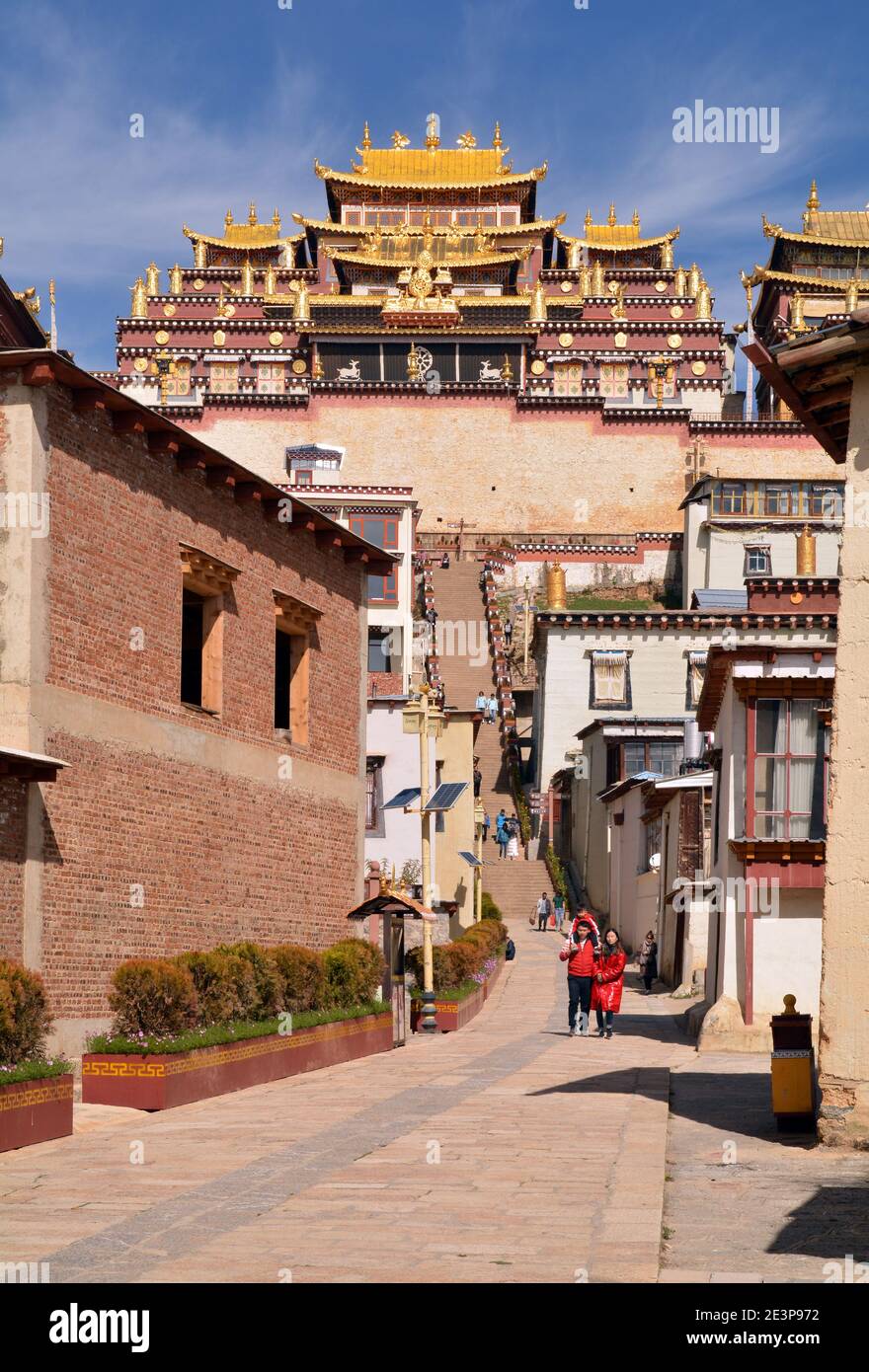 Ingresso al monastero di Ganden Sumtseling. Cammina lungo questa corsia prima di salire i gradini. Prestare particolare attenzione a causa dell'altitudine elevata. Foto Stock