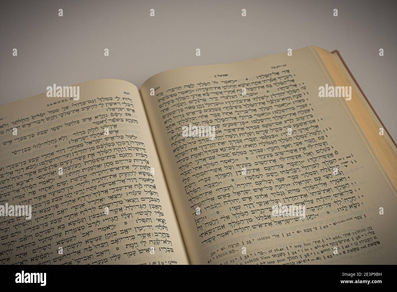 Libro diffusione di una bibbia ebraica con il testo Masoretico su sfondo bianco, Danimarca, 20 gennaio 2021 Foto Stock