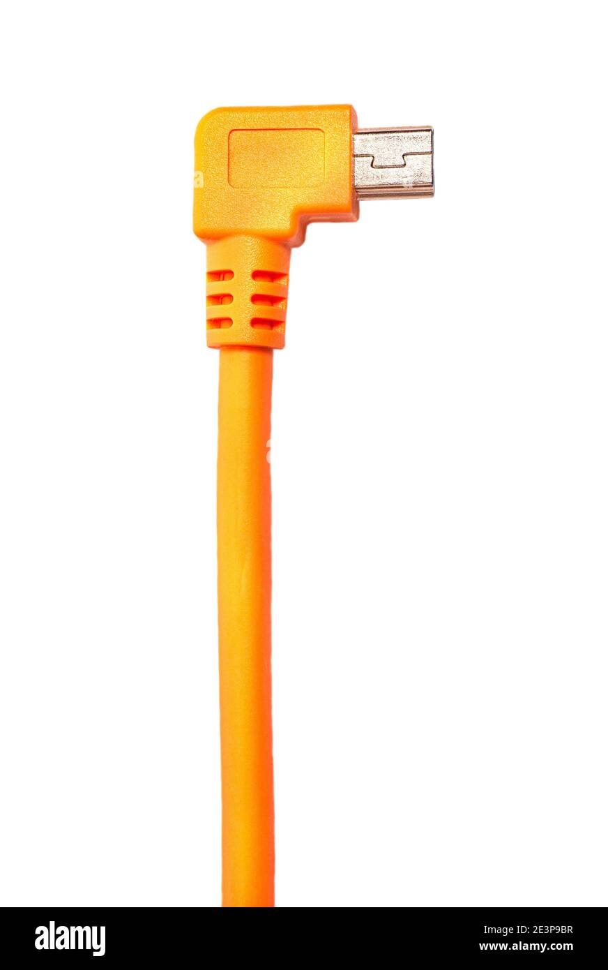 Cavo USB arancione isolato su sfondo bianco. Foto Stock