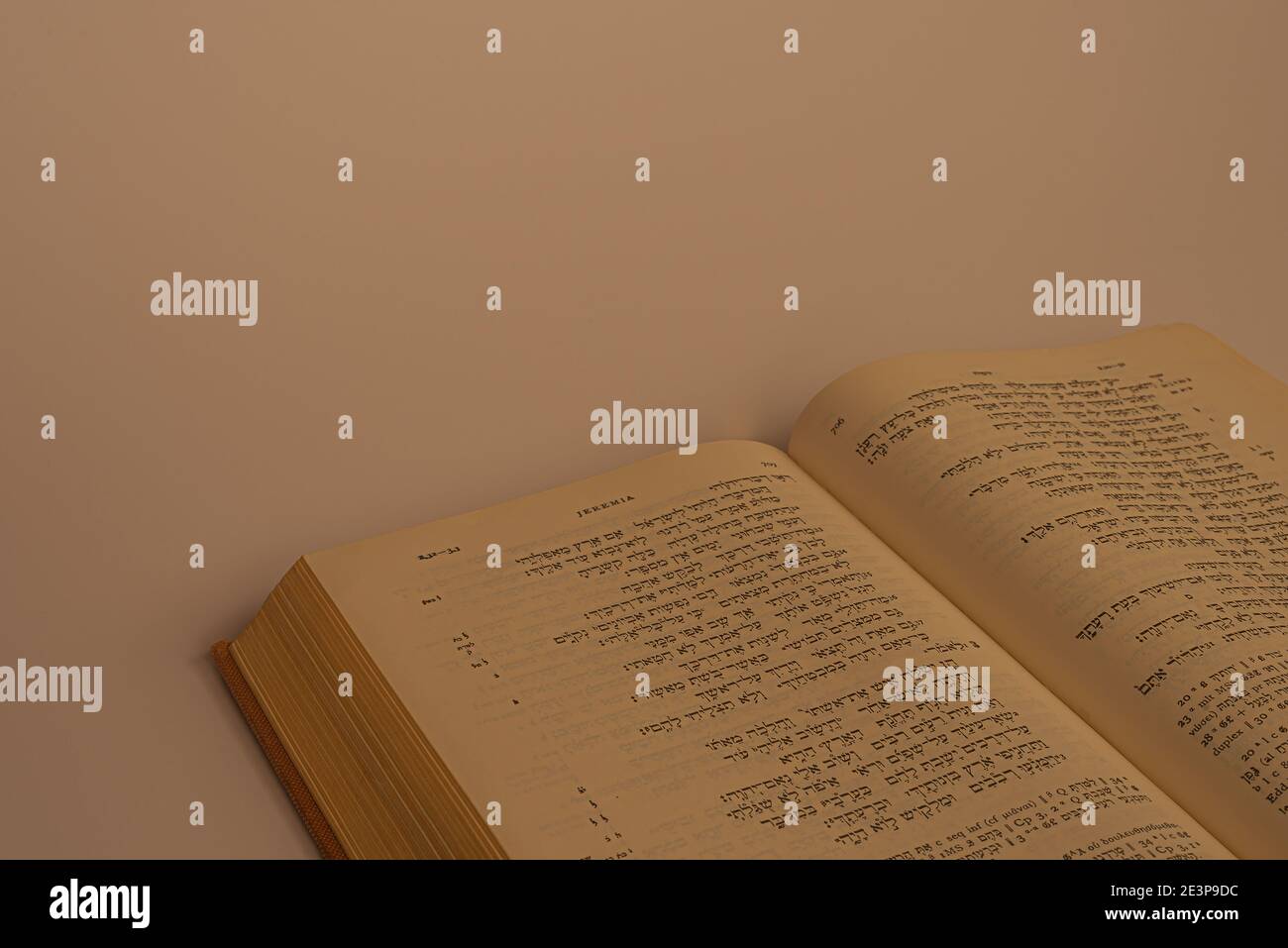 Libro diffusione di una bibbia ebraica in luce soffusa su sfondo bianco, Danimarca, 20 gennaio 2021 Foto Stock