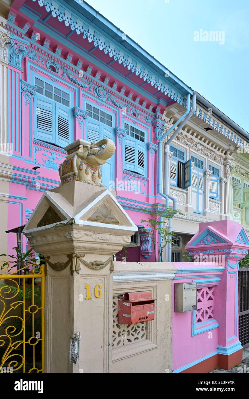 Facciata di una casa Peranakan con terrazza ornata lungo Koon Seng Road, nell'enclave di Joo Chiat, la prima città storica di Singapore Foto Stock