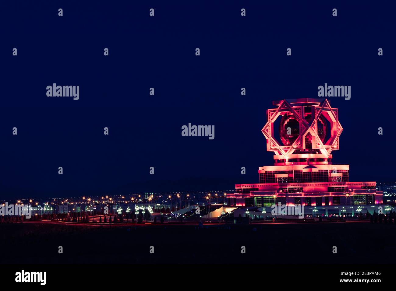 19 febbraio 2019; Sala per matrimoni, Ashgabat, Turkmenistan. Unico edificio in marmo a forma di ottagono di notte. Foto Stock