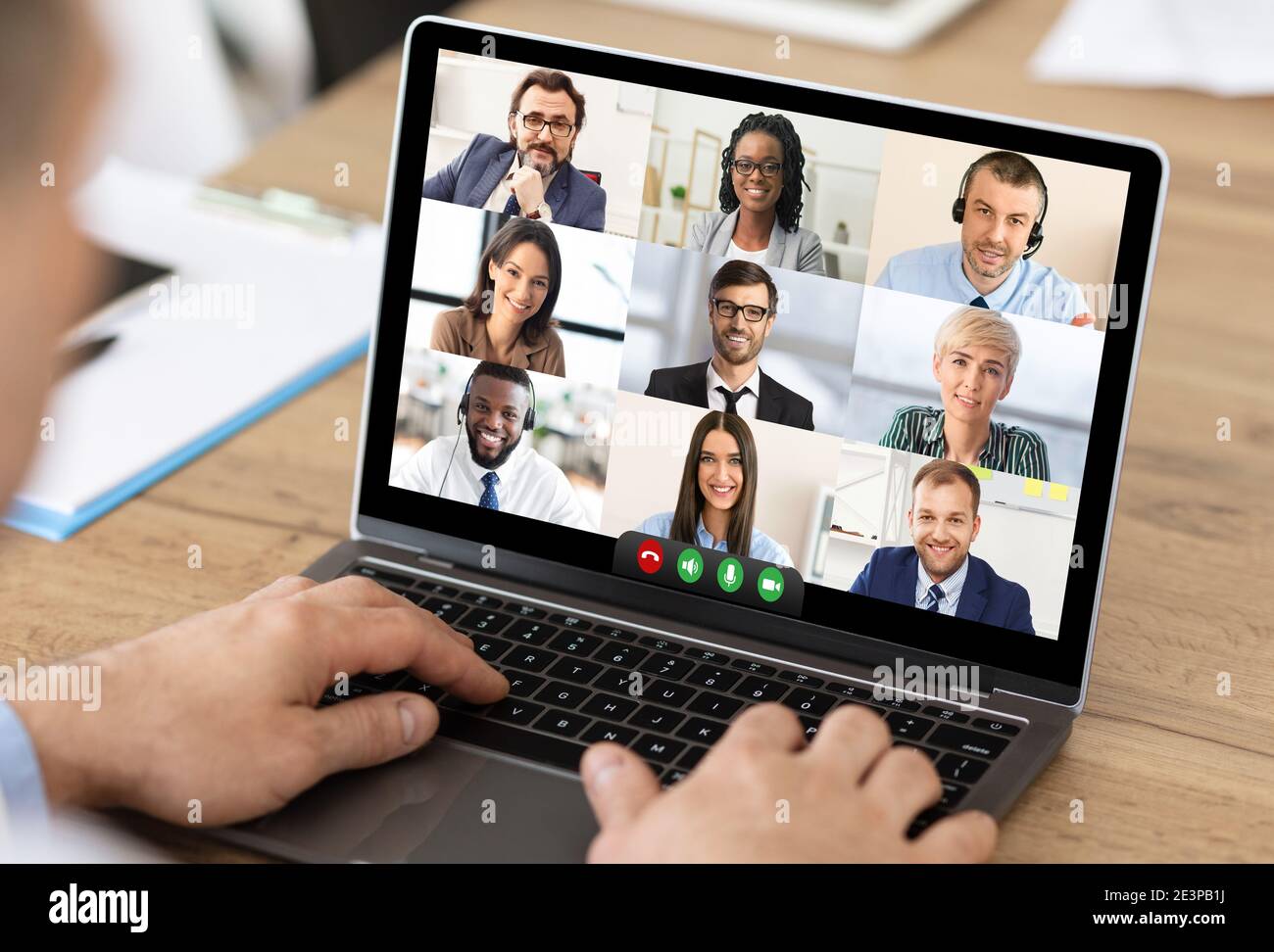 Uomo d'affari che fa la videochiamata via il laptop che ha riunione in linea, ritagliato Foto Stock
