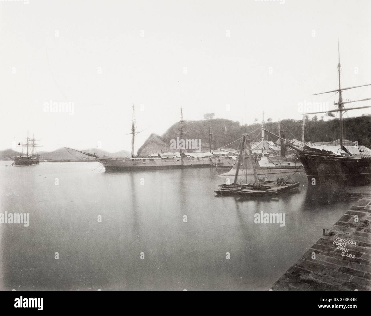 Fotografia d'epoca del XIX secolo: Moli e navi a Yokosuka, Giappone Foto Stock