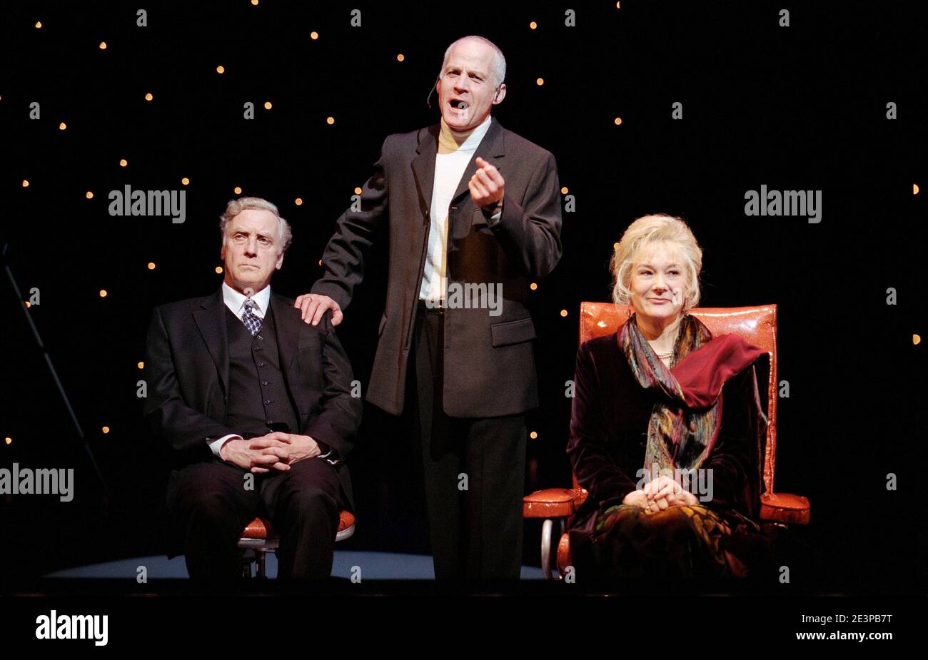 l-r: David Hargreaves (Professor Richie Baker), Michael Cashman (Harry Harper), Diane Fletcher (Alice Baker) nei QUATTRO PANIFICATORI ALICE di Fay Weldon al Birmingham Repertory Theatre, Birmingham, Inghilterra 23/02/1999 design: Ruari Murchison illuminazione: Tim Mitchell regista: Bill Alexander Foto Stock