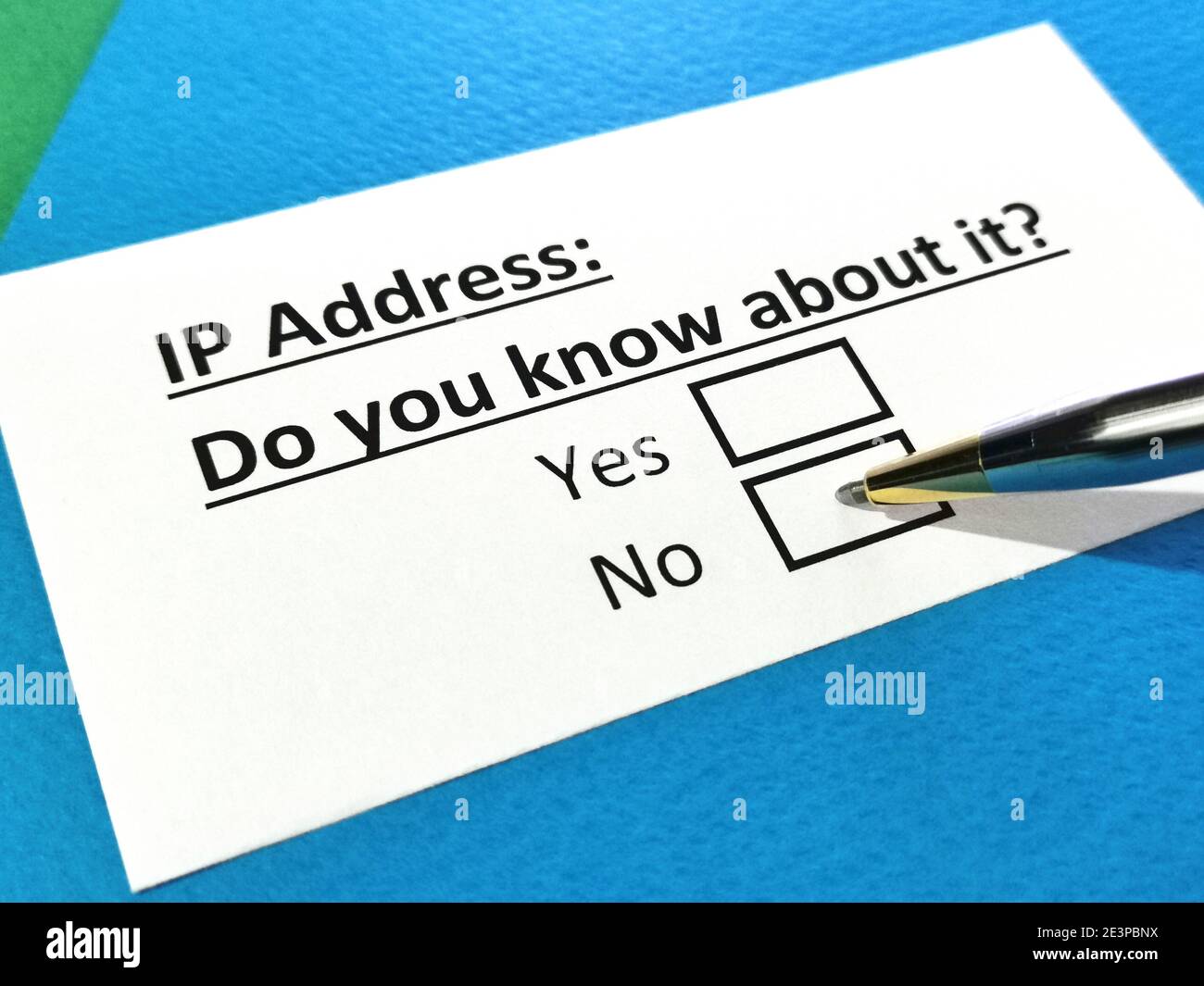Una persona sta rispondendo alla domanda sull'indirizzo IP. Foto Stock