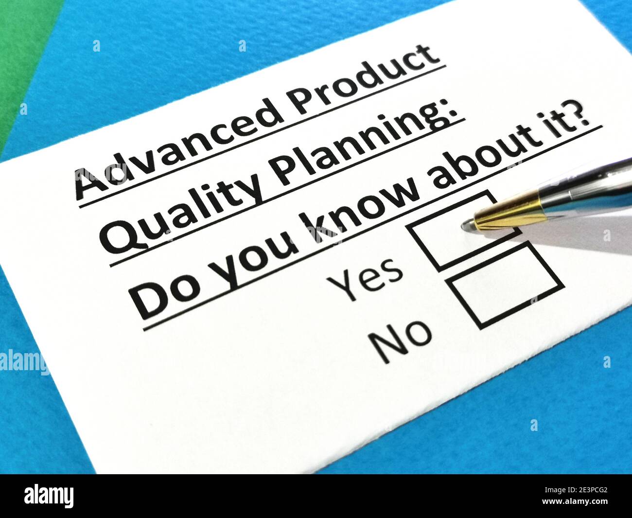 Una persona sta rispondendo alla domanda sulla pianificazione avanzata della qualità dei prodotti. Foto Stock