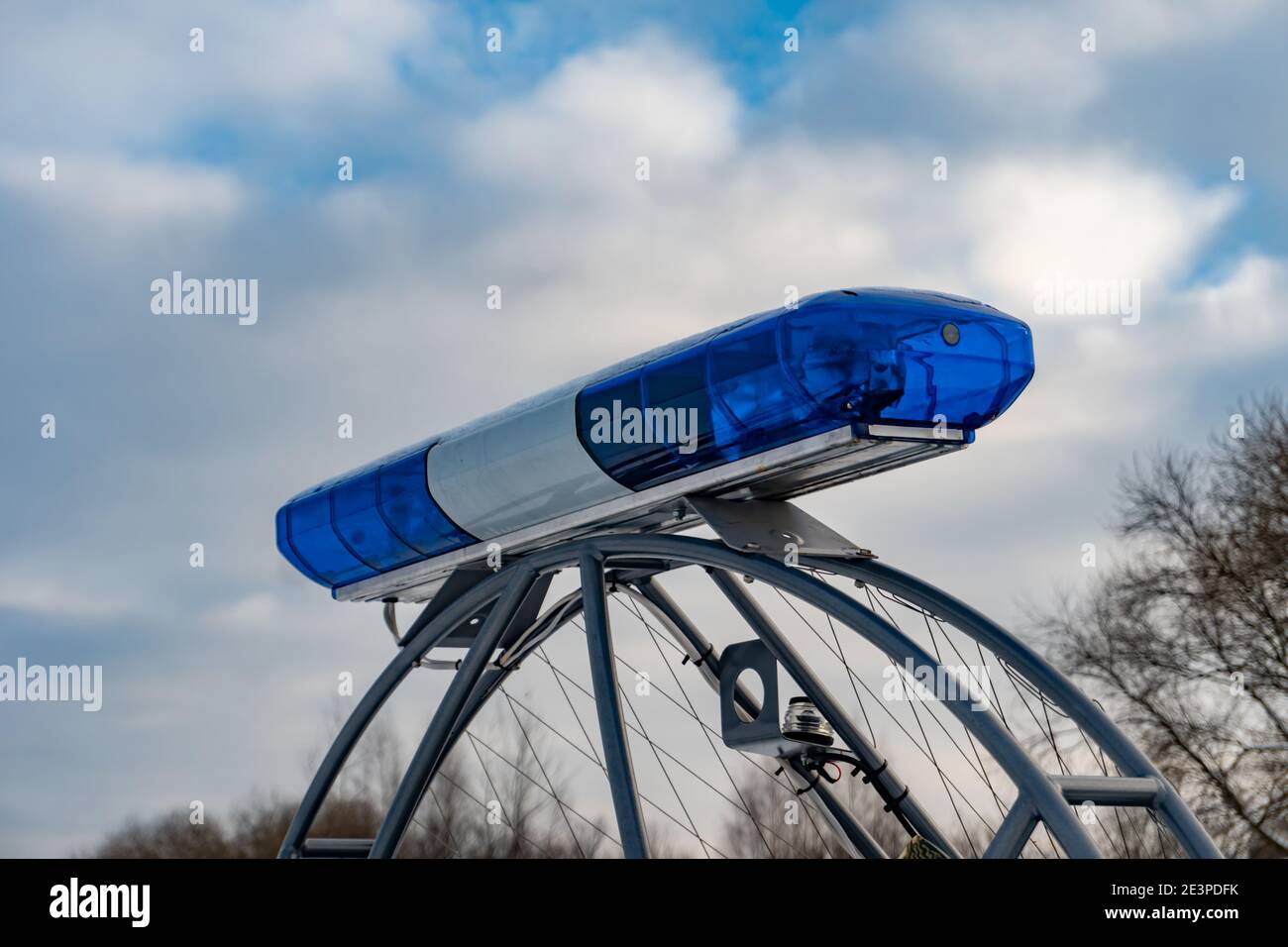 La polizia si accende da vicino su una motoslitta, in inverno è in grado di sorvegliare un veicolo fuoristrada, con una barca a cuscino d'aria Foto Stock