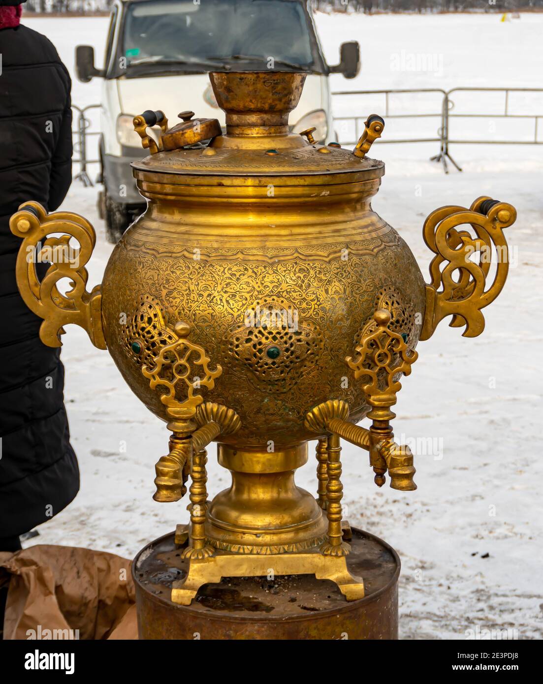 Samovar d'oro russo con bevanda calda sul tavolo in inverno, teiera di lusso, antiquariato Foto Stock