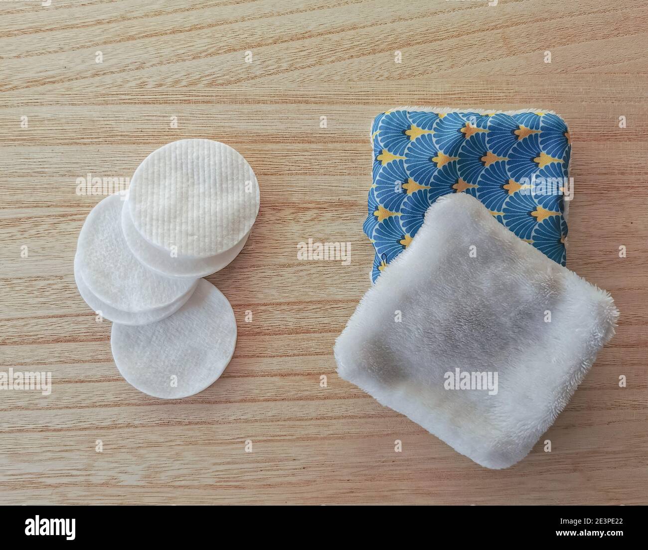 Il concetto di sostituzione senza sprechi con tamponi in cotone monouso e tamponi in tessuto riutilizzabili come alternativa. Bagno ecologico. Foto Stock