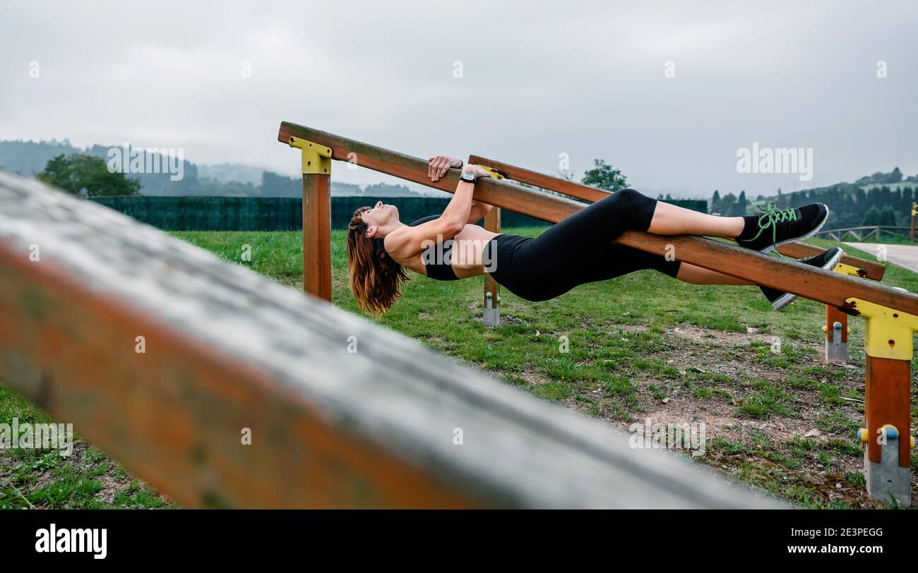 Formazione sportive appesi su una barra di legno Foto Stock