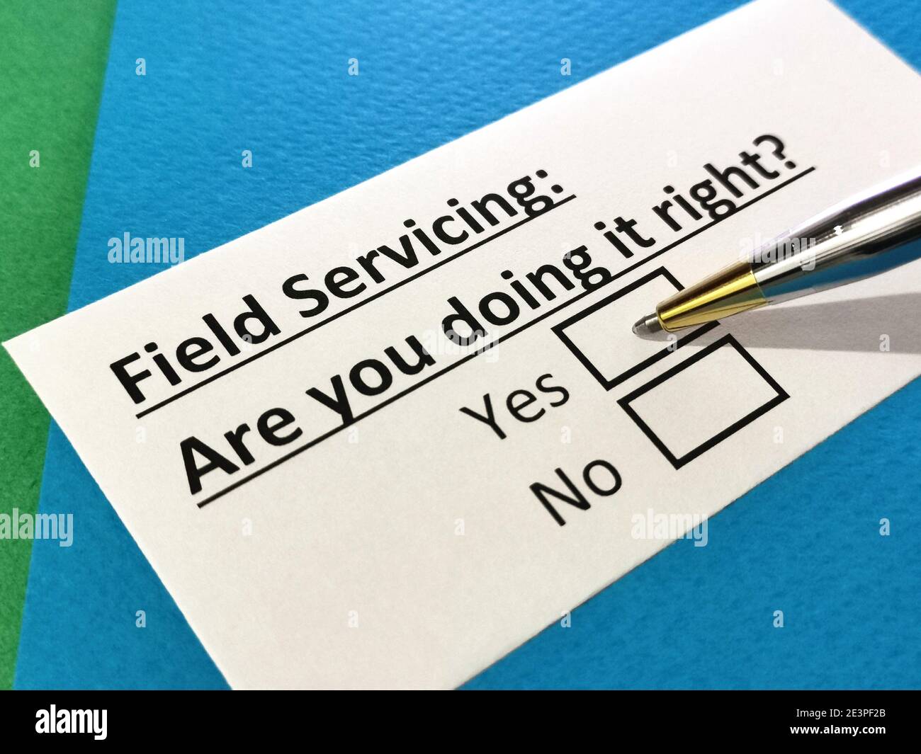 Una persona sta rispondendo alla domanda sulla manutenzione sul campo. Foto Stock