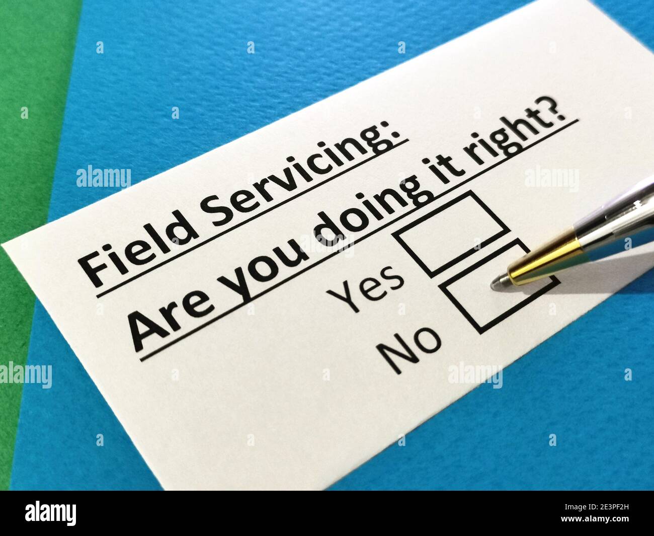 Una persona sta rispondendo alla domanda sulla manutenzione sul campo. Foto Stock