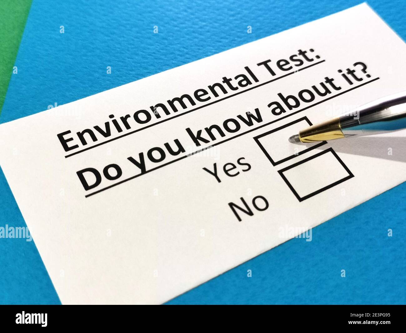 Una persona sta rispondendo alla domanda sul test ambientale. Foto Stock