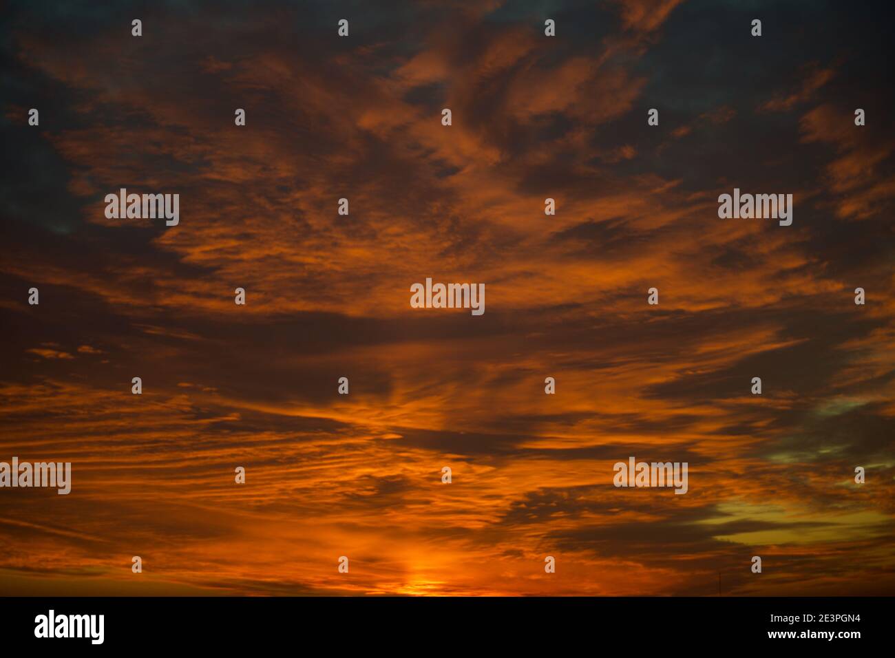 Nessun tramonto spettacolare falso con le nuvole in arancione Foto Stock