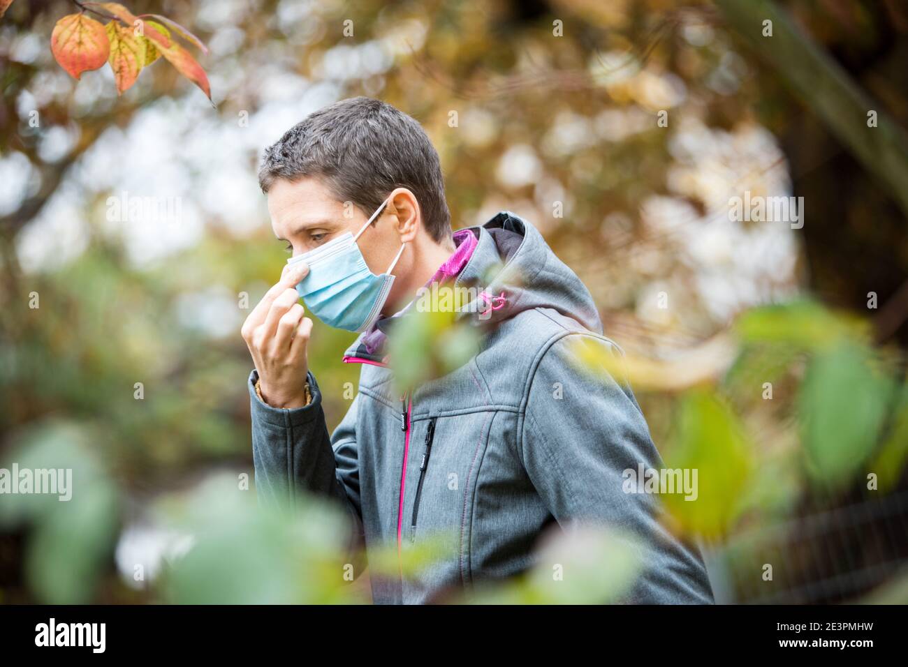 Wittenberge, Germania. 30 Ott 2020. Per quanto riguarda l'argomento Service report del 20 gennaio 2021: Le maschere chirurgiche sono realizzate in plastica speciale e sono superiori alle maschere quotidiane in termini di prestazioni di filtraggio. Credit: Christin Klose/dpa-tmn/dpa/Alamy Live News Foto Stock