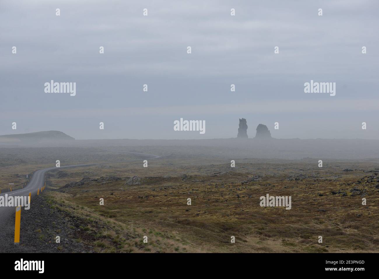 Strada attraverso il suggestivo paesaggio dell'Islanda Foto Stock