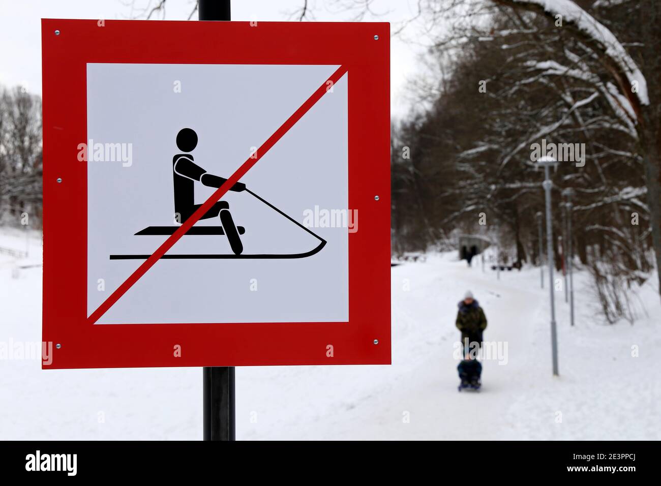 Cartello segnaletico che vieta di slitte nel parco innevato. Sicurezza dei bambini durante le vacanze invernali Foto Stock