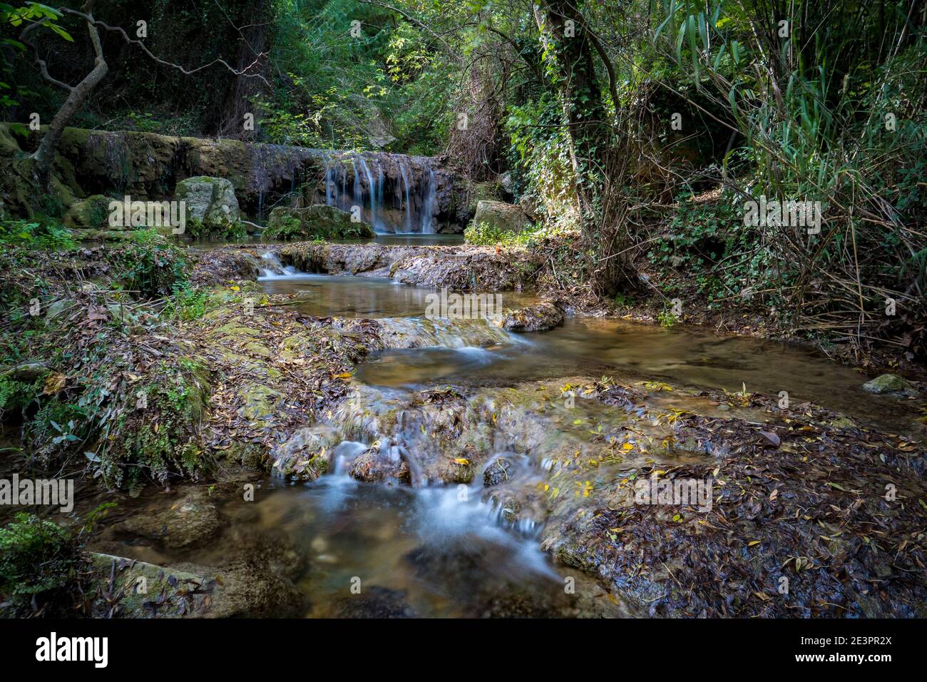 Cascata lithe nel fiume la Muga, a Les Escaules, Alt Empordà, provincia di Girona, Catalogna, Spagna Foto Stock
