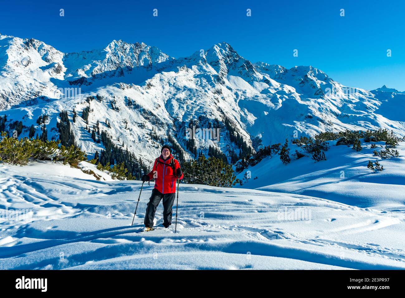 Schneeschuhläufer auf dem Sonnenkopf, mit Aussicht auf die Berge des Montafon. Escursioni con racchette da neve sulla montagna della valle d'argento. Bellissimo paesaggio Foto Stock