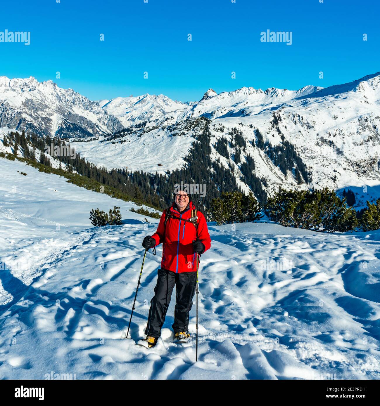 Schneeschuhläufer auf dem Sonnenkopf, mit Aussicht auf die Berge des Montafon. Escursioni con racchette da neve sulla montagna della valle d'argento. Bellissimo paesaggio Foto Stock