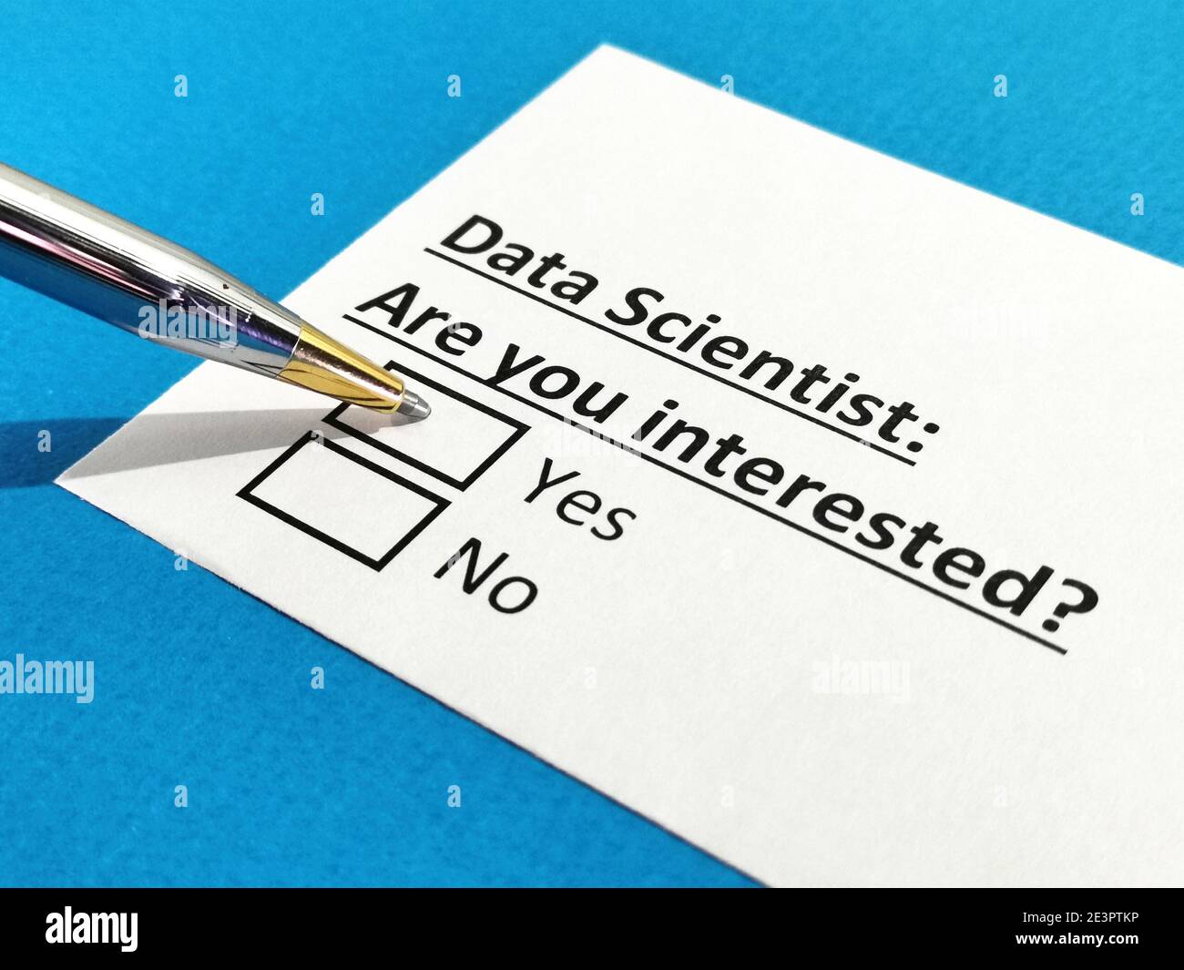 Una persona sta rispondendo alla domanda sullo scienziato dei dati. Foto Stock
