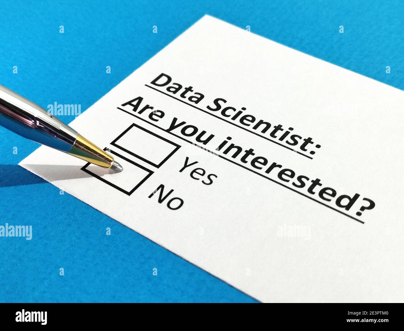 Una persona sta rispondendo alla domanda sullo scienziato dei dati. Foto Stock