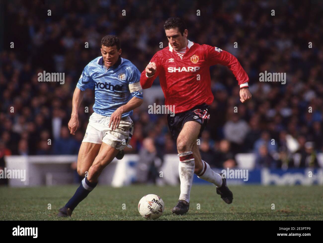 Manchester City contro Manchester United, 20 marzo 1993 Eric Cantona (United) poteri in avanti, strettamente monitorato da Keith Curle (City) Foto di Tony Henshaw Foto Stock