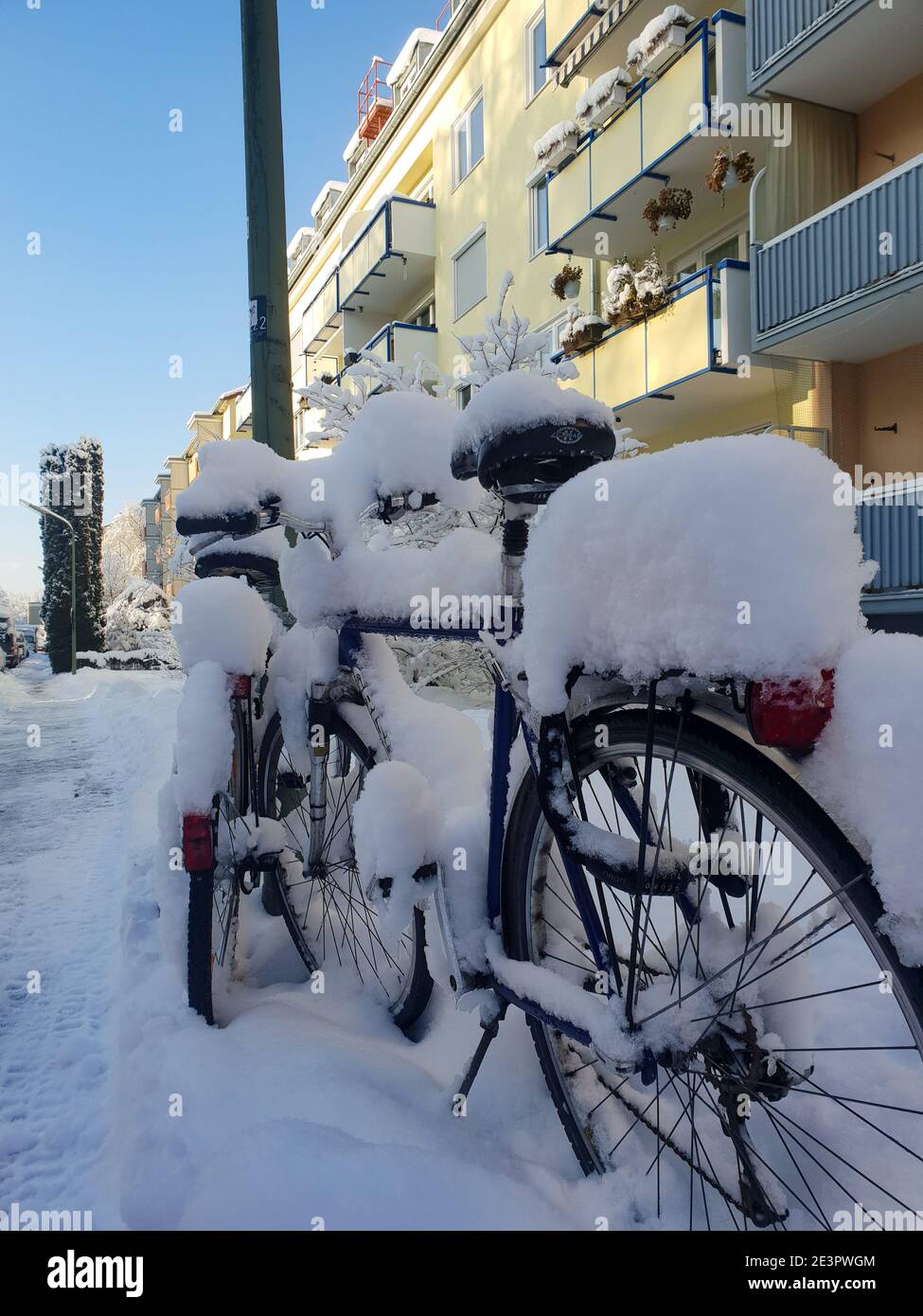 bici da neve in inverno nella città urbana di monaco, germania Foto Stock