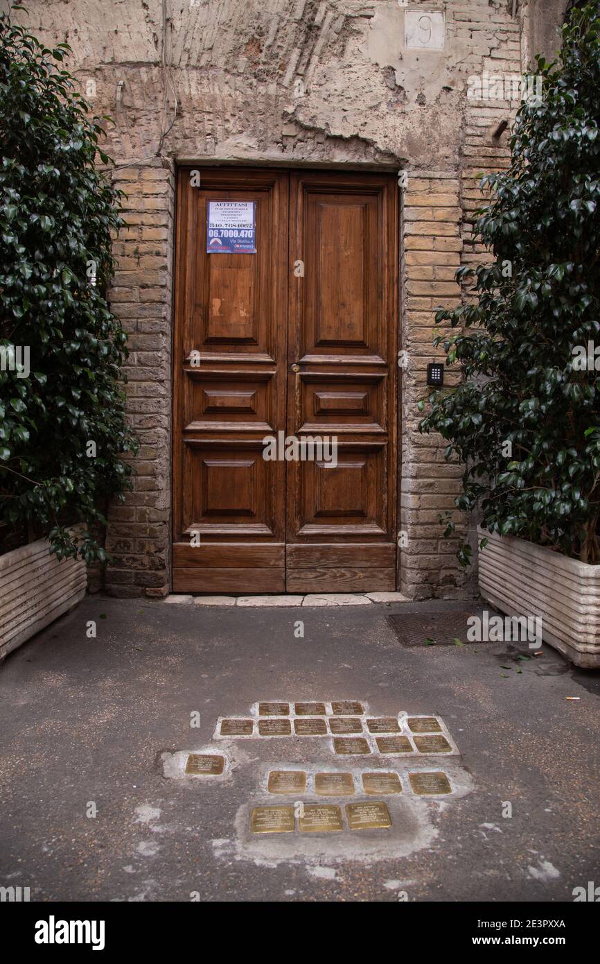 Roma, Italia. 20 gennaio 2021. Stolpersteine ??in Via del Portico d'Ottavia, nell'antico ghetto di Roma (Foto di Matteo Nardone/Pacific Press) Credit: Pacific Press Media Production Corp./Alamy Live News Foto Stock