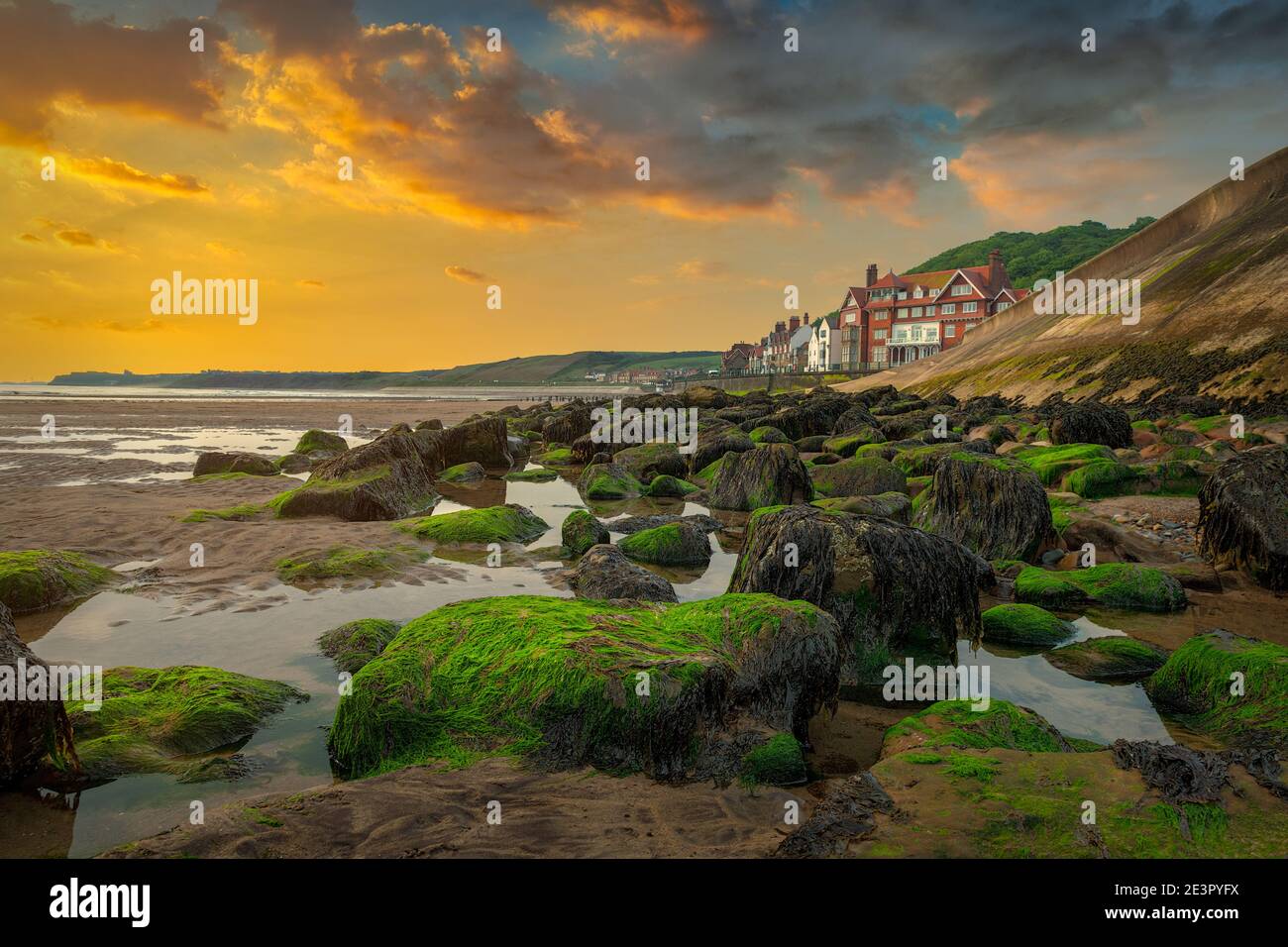 Sandsend sulla costa dello Yorkshire settentrionale. Foto Stock