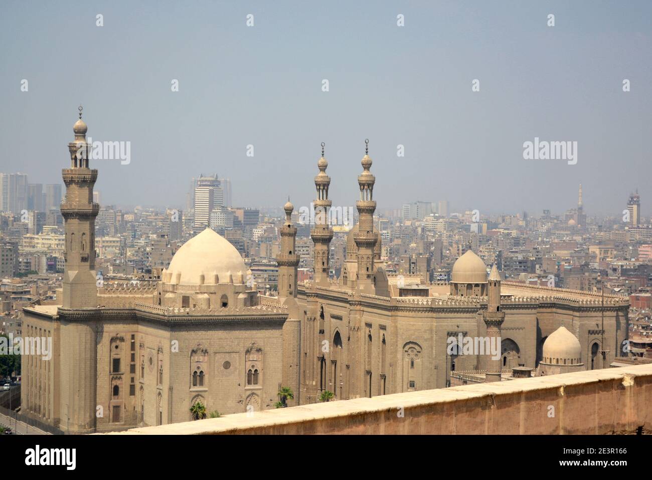 Moschea del Sultano Hassan dalla Cittadella del Cairo Foto Stock