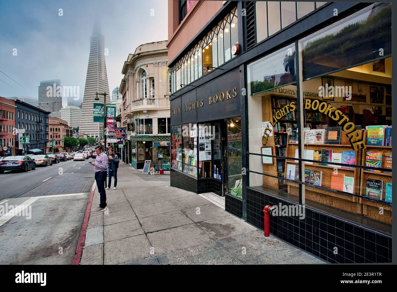 City Lights Bookstore di San Francisco e in background, Transamerica Building. Foto Stock