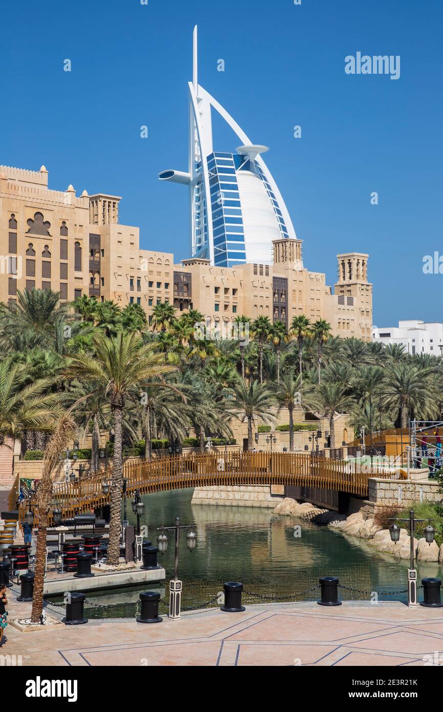 Emirati Arabi Uniti, Dubai, Jumeirah, Burj al Arab e Madinat Jumeira Souk Foto Stock