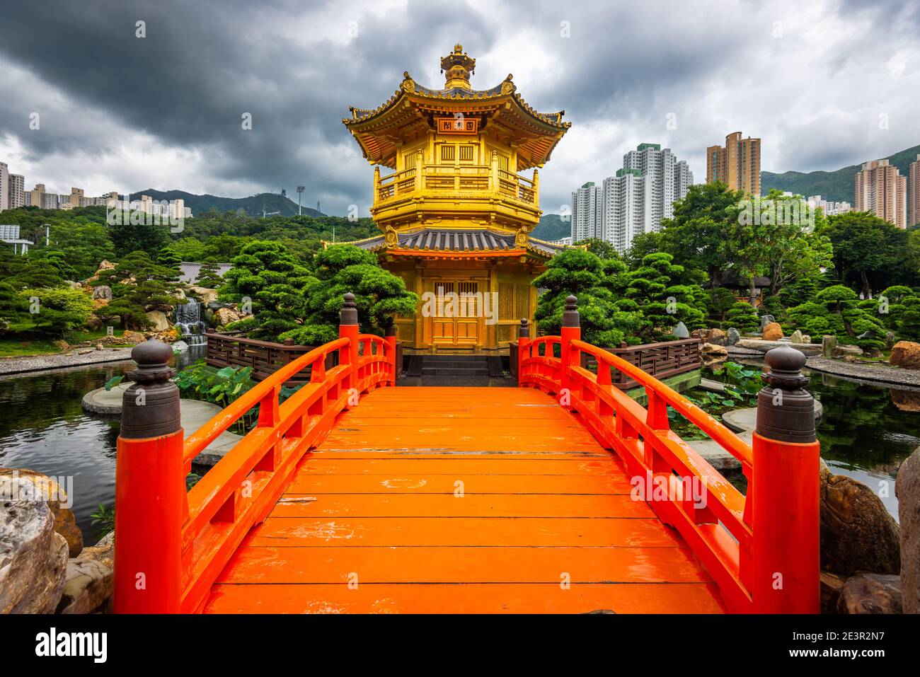 Padiglione di perfezione assoluta nel giardino di Nan Lian, Hong Kong, Cina. (La targa legge in cinese: Padiglione della perfezione assoluta) Foto Stock
