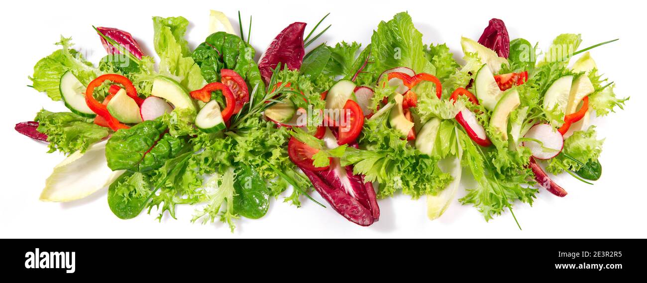 Insalata mista con avocado - fresco Lattuga Panorama isolato su Sfondo bianco Foto Stock
