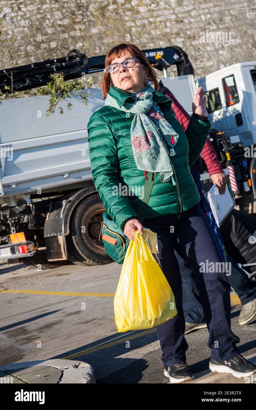 Donna con una borsa gialla, Zara, Dalmazia, Croazia Foto stock - Alamy