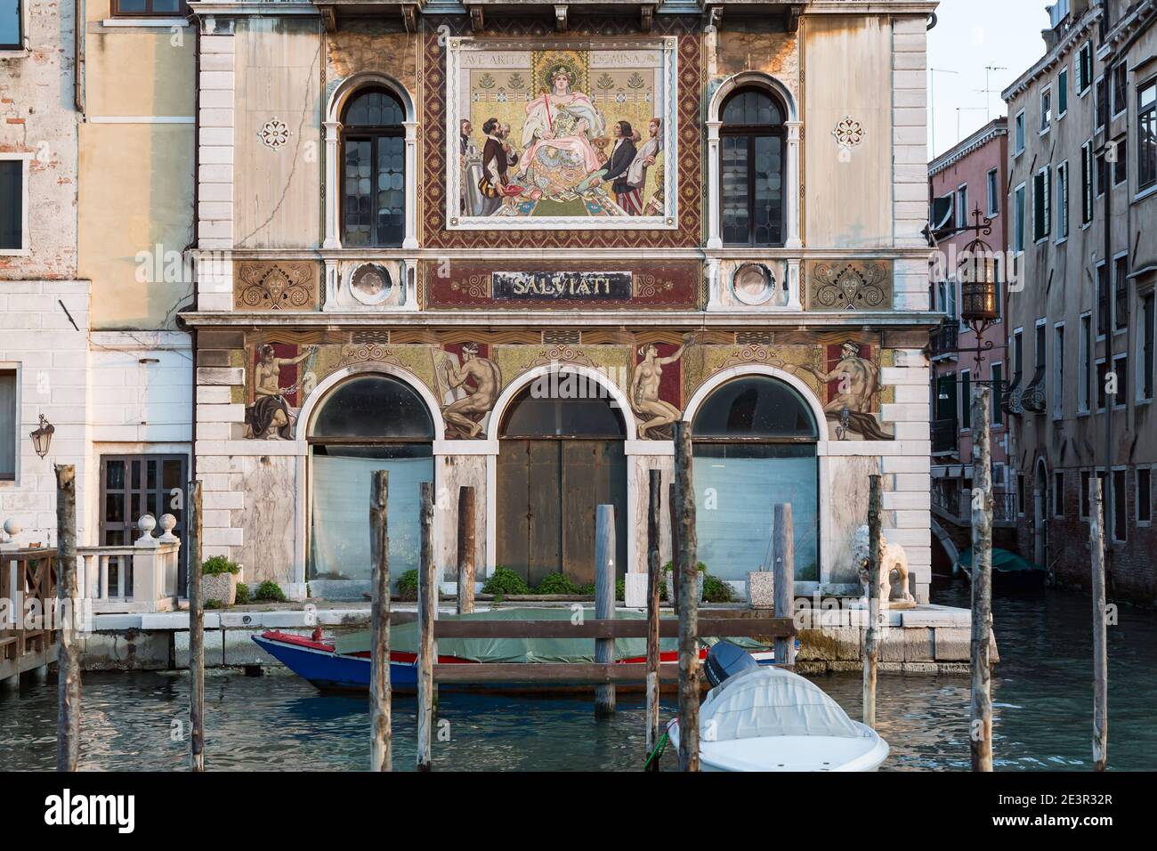 Palazzo Salviati, costruito come negozio nel 1906, con enormi mosaici di facciata, Venezia, Italia Foto Stock