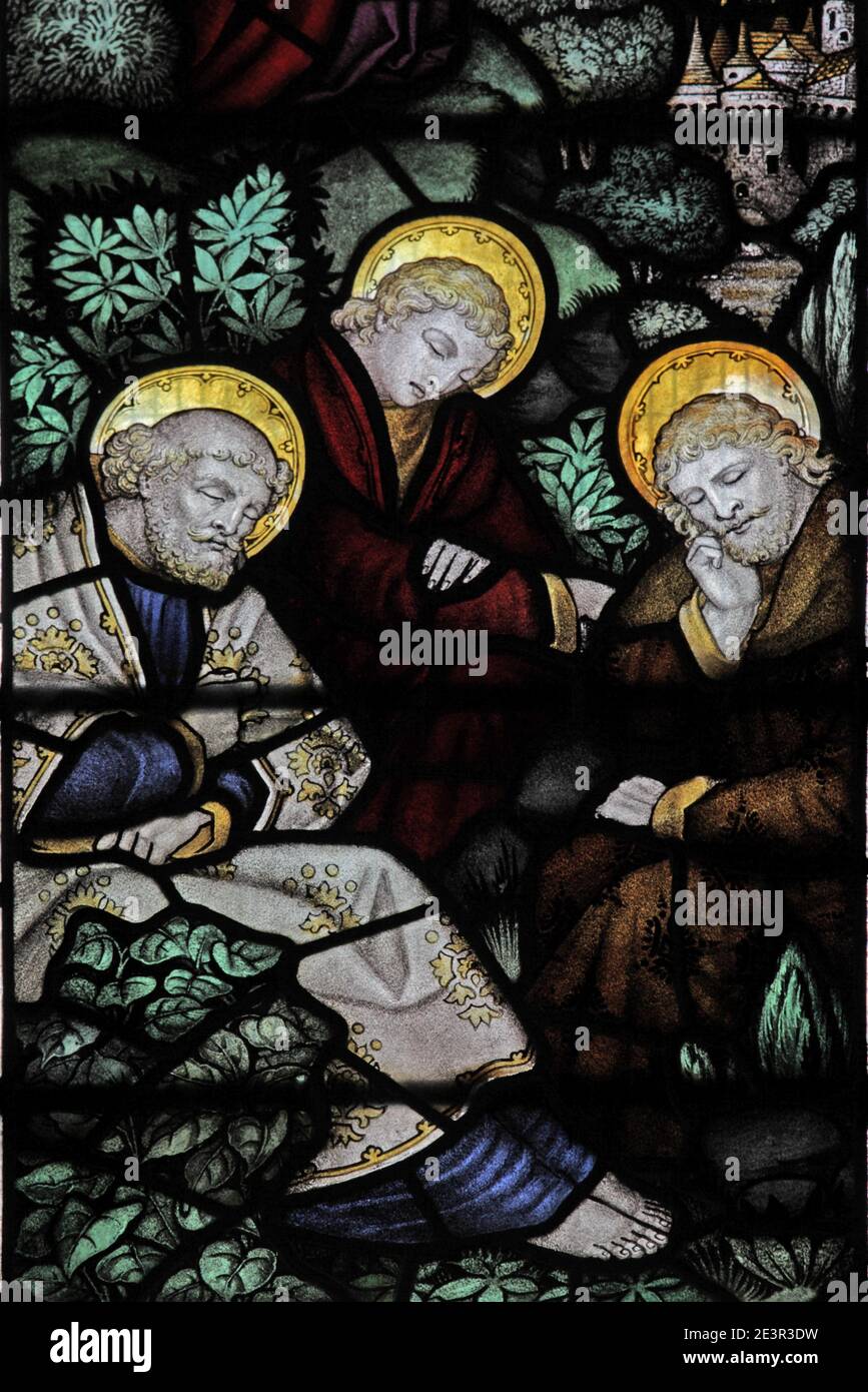 Una vetrata di C e Kempe & Co. Raffigurante l'agonia di Cristo e i discepoli dormenti, la Chiesa di Sant'Andrea, il Whissendine, Rutland Foto Stock