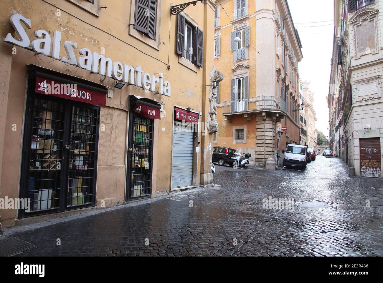 Roma, i negozi e le attività commerciali nel centro di Roma sono chiusi a causa di restrizioni governative causate dalla pandemia del Covid 19: Foto Stock