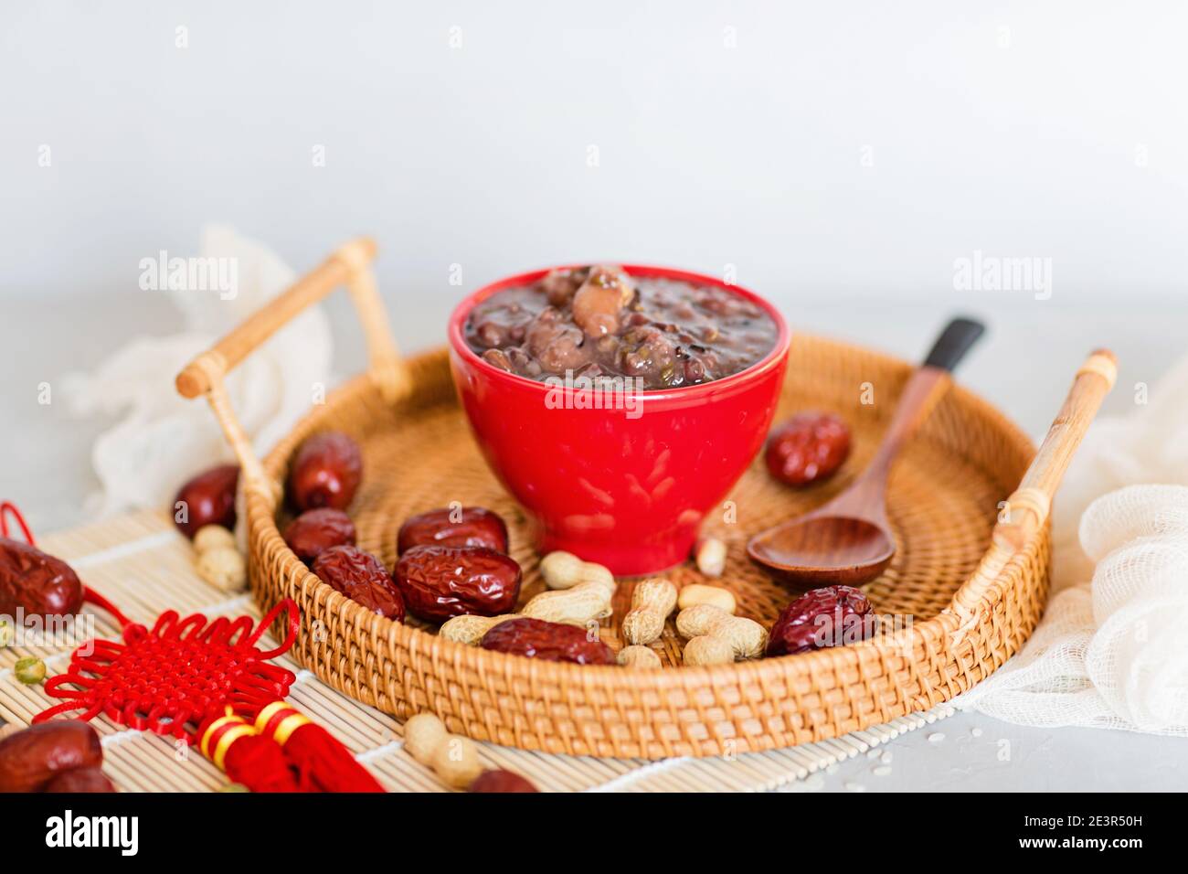 Cibo tradizionale cinese, porridge di Laba. Colazione cereali, cibo sano. LABA festival, Capodanno cinese, concetto di festival di primavera Foto Stock