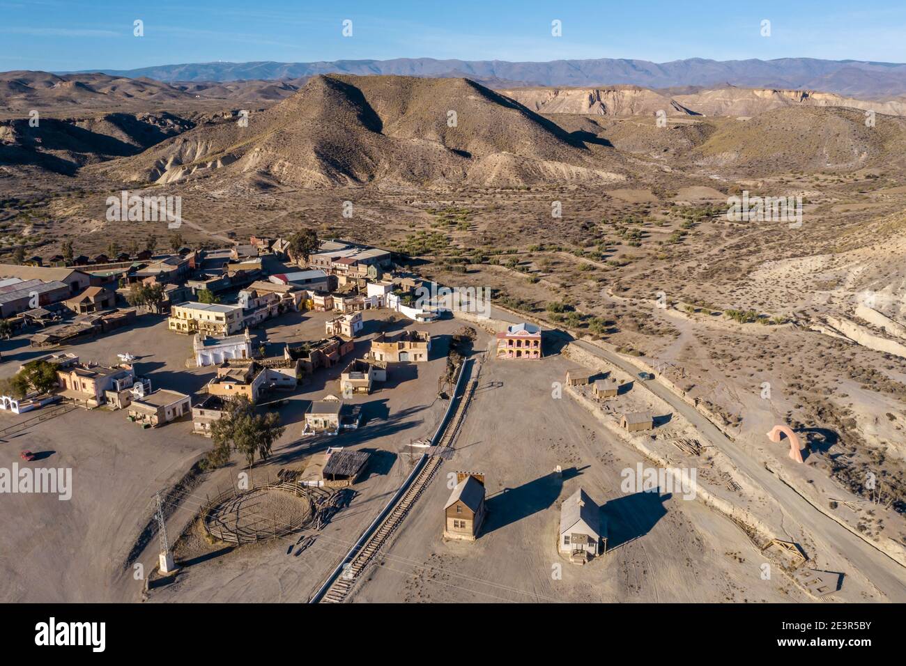 Drone sopra la vista del deserto Tabernas paesaggio Texas Hollywood Fort Bravo il parco a tema in stile occidentale di Almeria Andalusia Spagna Europa Foto Stock