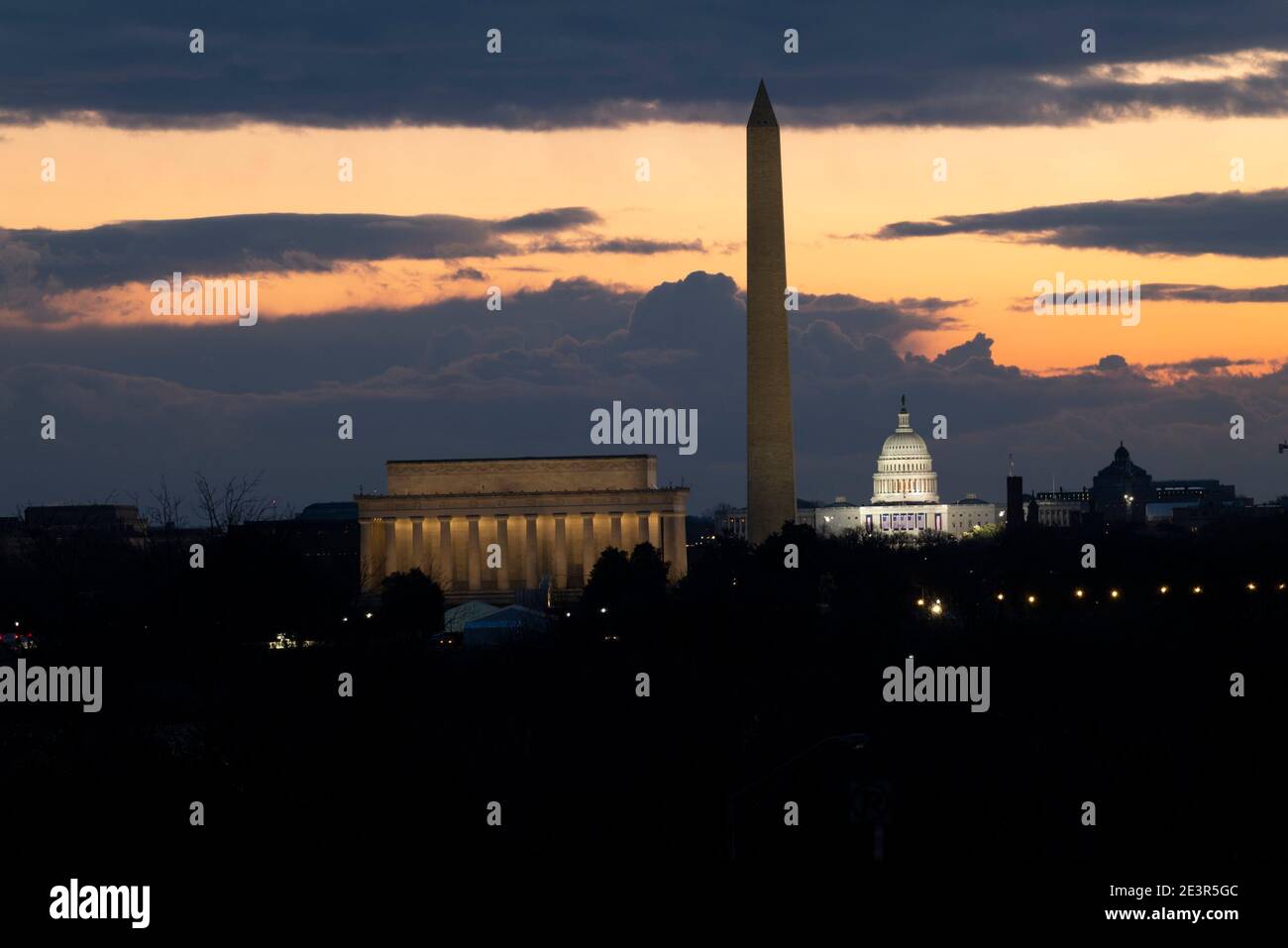 20 gennaio 2021: Il Lincoln e Washington Memorial insieme con il Campidoglio degli Stati Uniti è mostrato durante il presidente eletto Biden inaugurale-vigilia mattina . Alle ore 12 Biden sarà giurato come il 46 ° presidente degli Stati Uniti. Credit: Brian Branch Price/ZUMA Wire/Alamy Live News Foto Stock