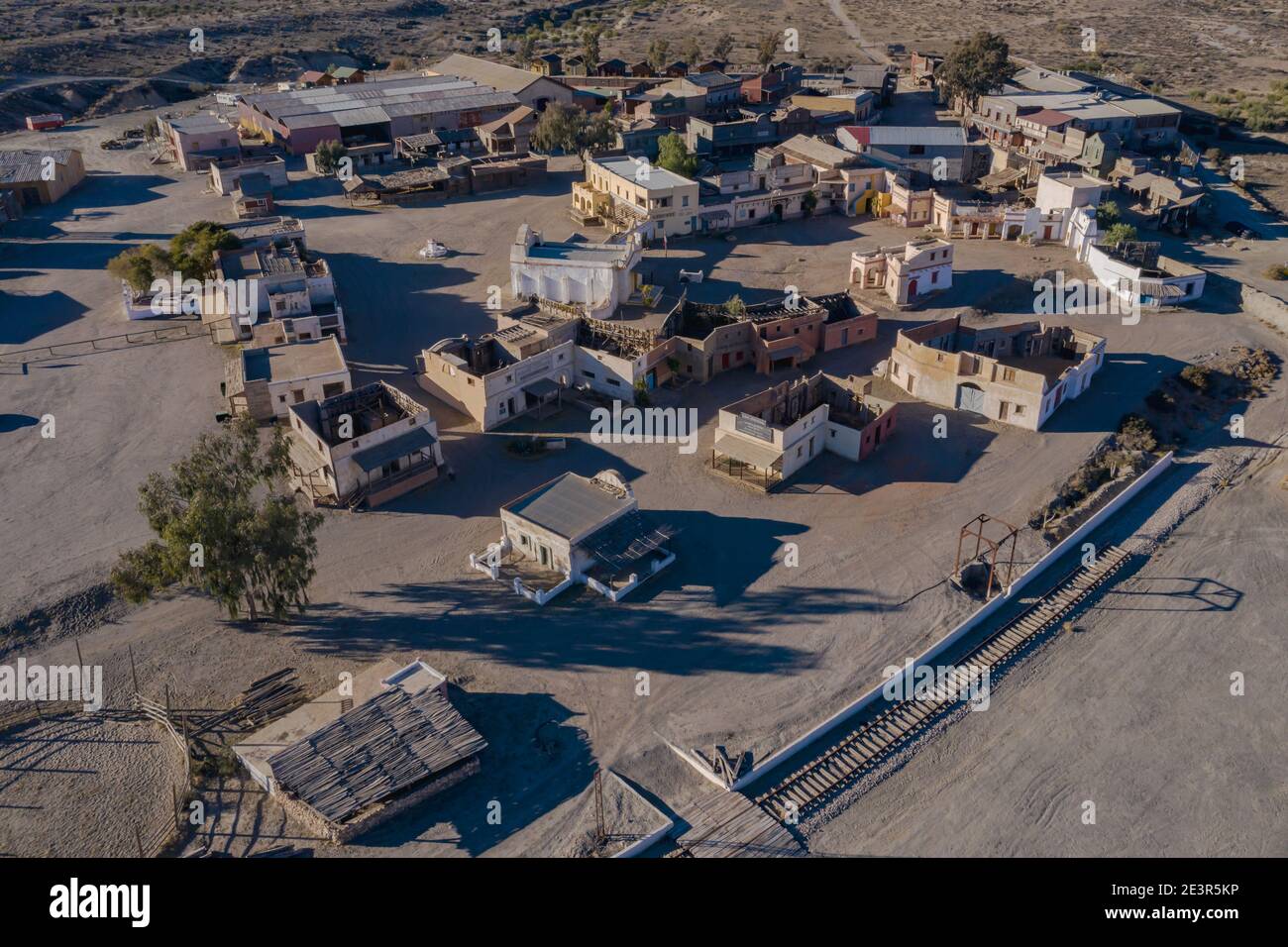 Drone sopra la vista del deserto Tabernas paesaggio Texas Hollywood Fort Bravo il parco a tema in stile occidentale di Almeria Andalusia Spagna Europa Foto Stock