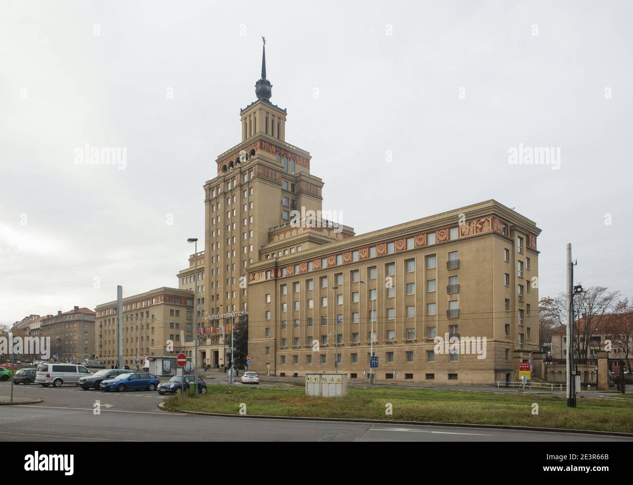 Hotel International progettato dall'architetto ceco František Jeřábek nel quartiere di Dejvice a Praga, Repubblica Ceca. L'hotel, ispirato all'architettura stalinista sovietica, è stato costruito nel 1952-1956. Foto Stock