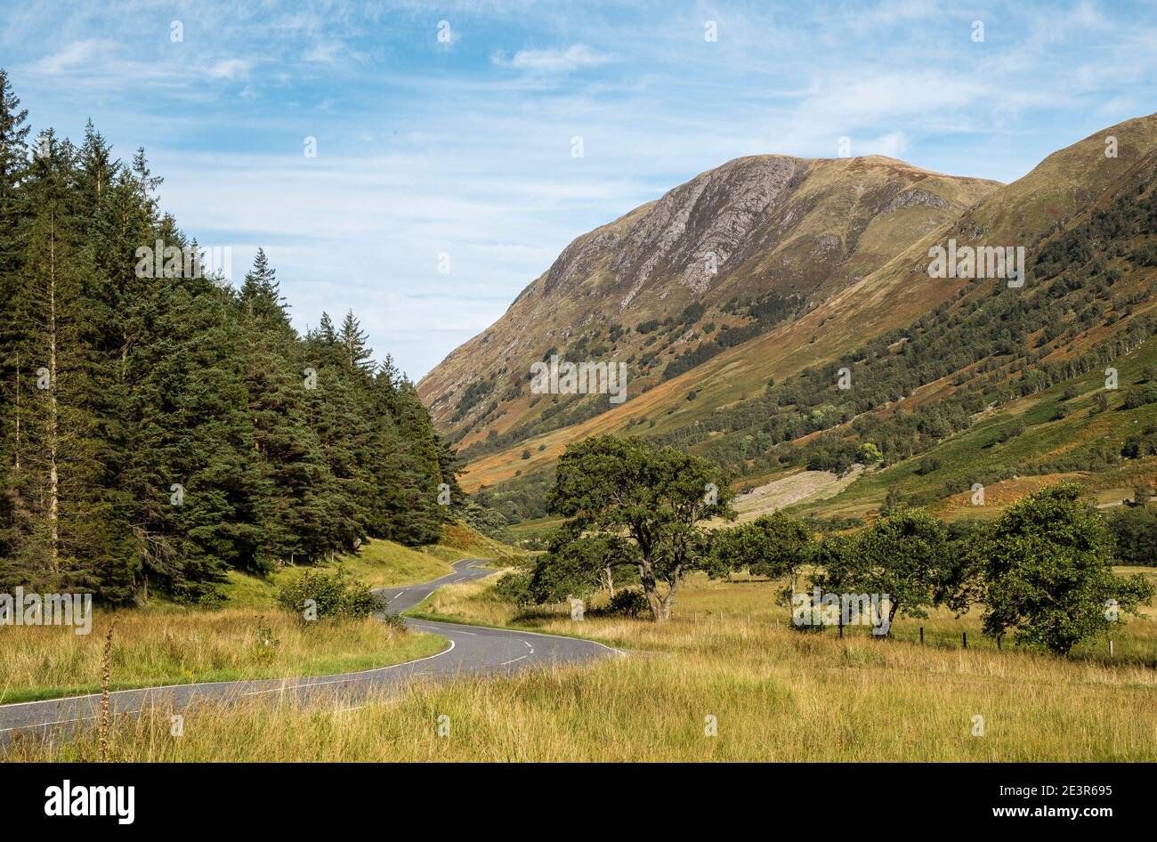 Glen Nevis Scozia in estate. La strada si snaking attraverso il bellissimo paesaggio scozzese sotto le pendici inferiori di ben Nevis. Foto Stock