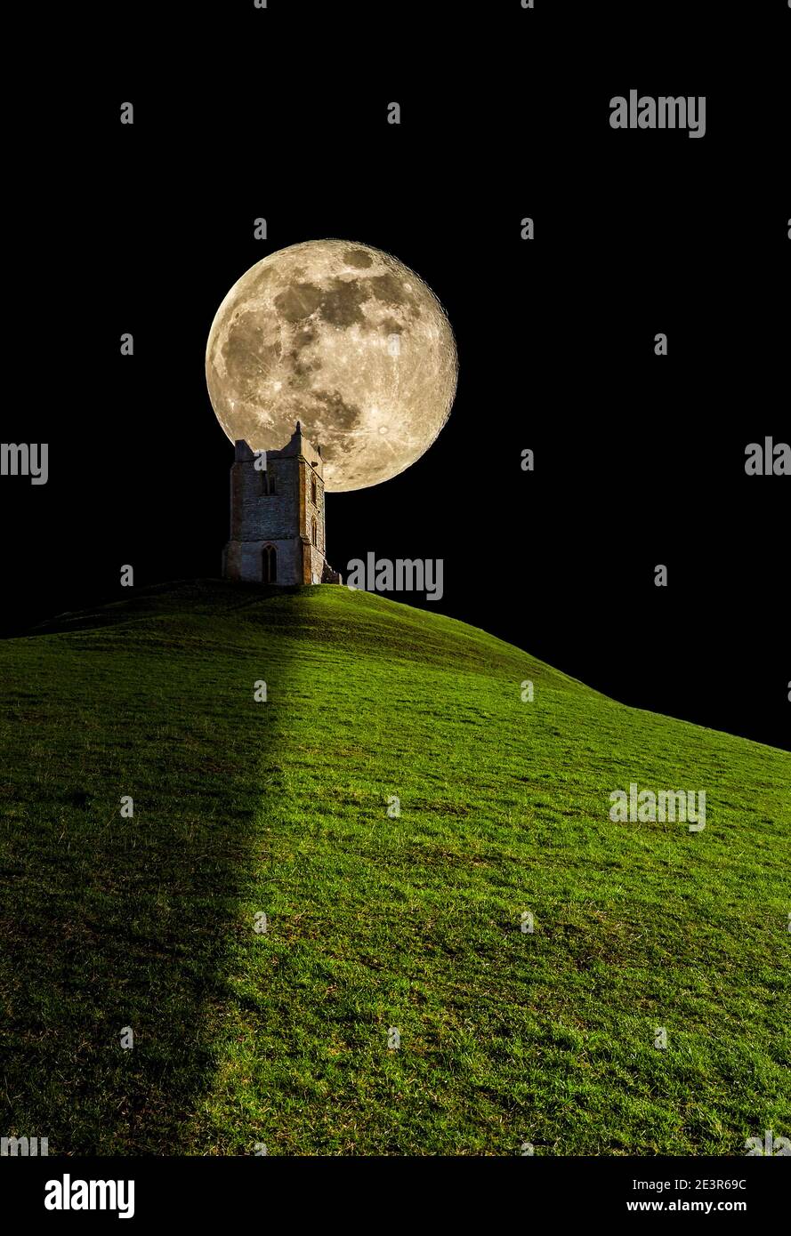 Burrow Mump e rovinata chiesa di San Michaels con un super foto d'arte composita luna nel villaggio di Burrowbridge Livelli Somerset Foto Stock