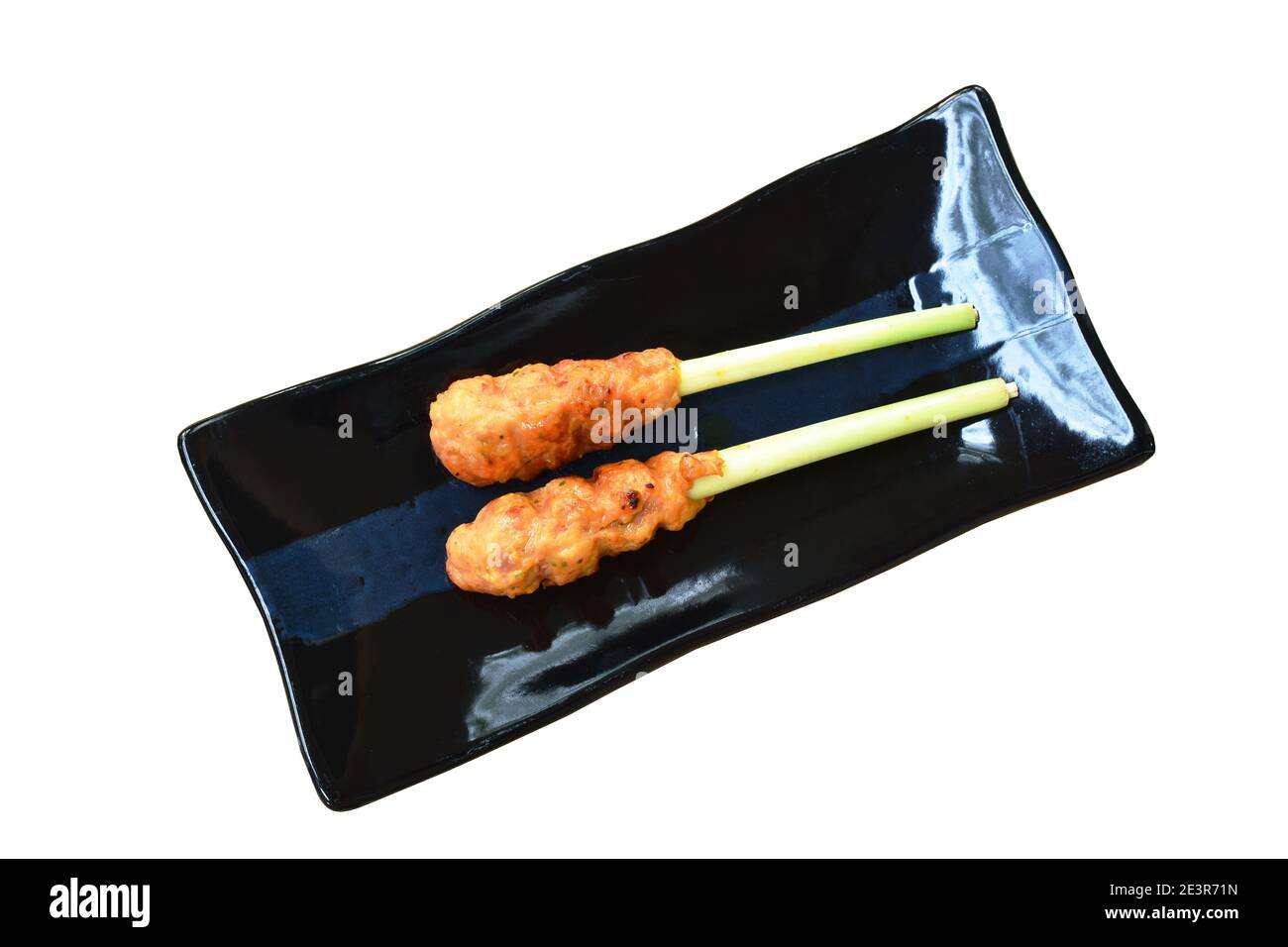 pollo arrosto fermentando polvere curcuma stabbing in erba di limone su piastra Foto Stock