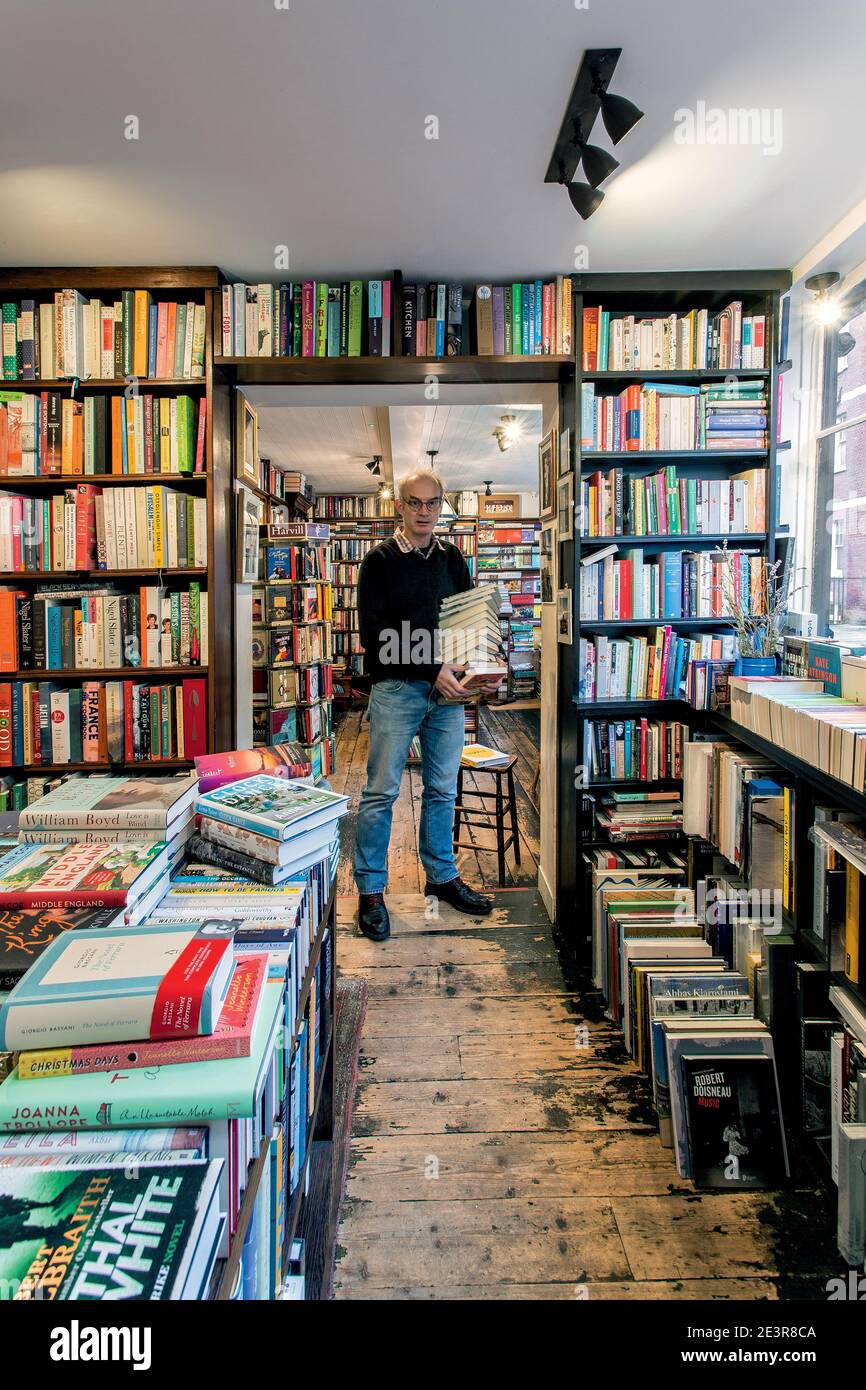 GREAT BRITAN / London /bookstores /The proprietor Johnny de Falbe of John Sandoe Books in London. Libraio che detiene una pila di libri. Foto Stock GREAT BRITAN / London /bookstores /The proprietor Johnny de Falbe of John Sandoe Books in London. Libraio che detiene una pila di libri. Foto Stock
