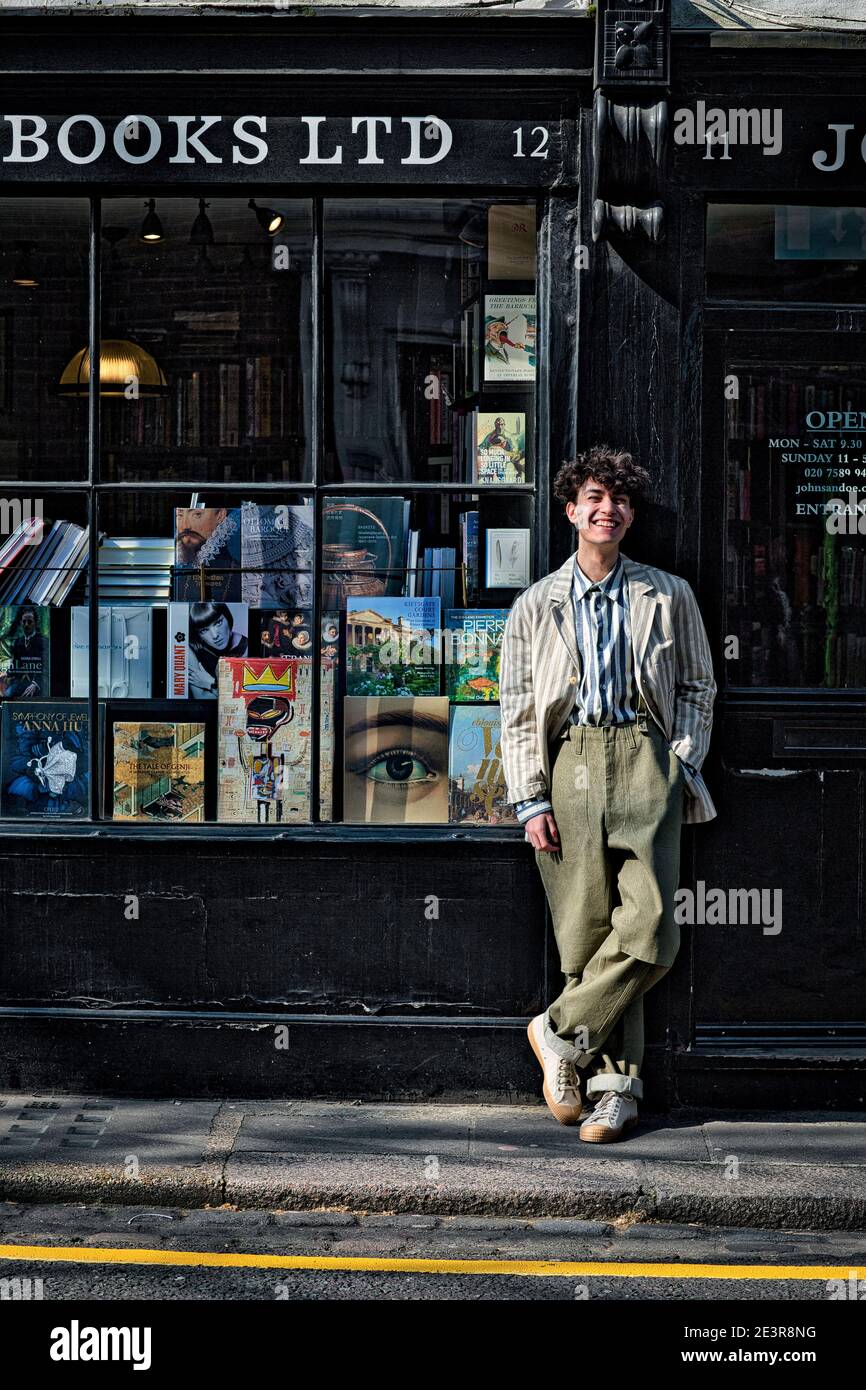 GREAT BRITAN / London /bookstores / Young guy in piedi fuori da una libreria. Foto Stock